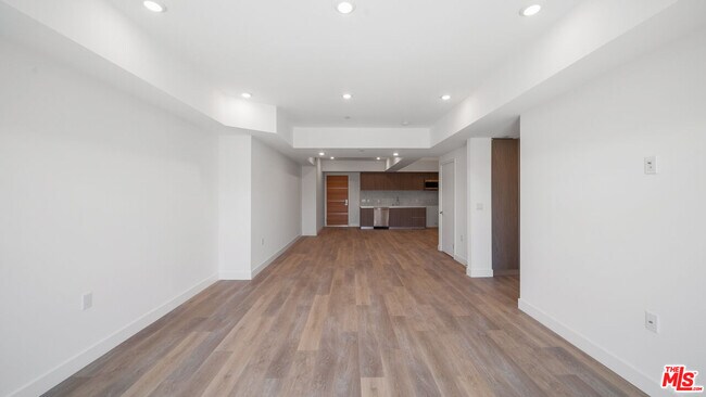 Building Photo - 5153 W Maplewood Ave