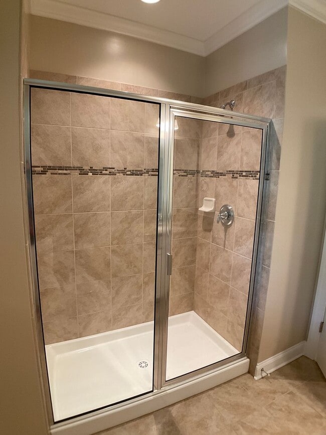 Building Photo - Absolutely Gorgeous and Spacious in Renais...