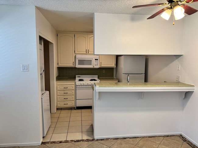 Building Photo - ONLY $1,500 PER MONTH FOR THIS SUPER CUTE , SPACIOUS 2 BEDROOM / 1 BATHROOM CONDO CENTRALLY LOCAT...