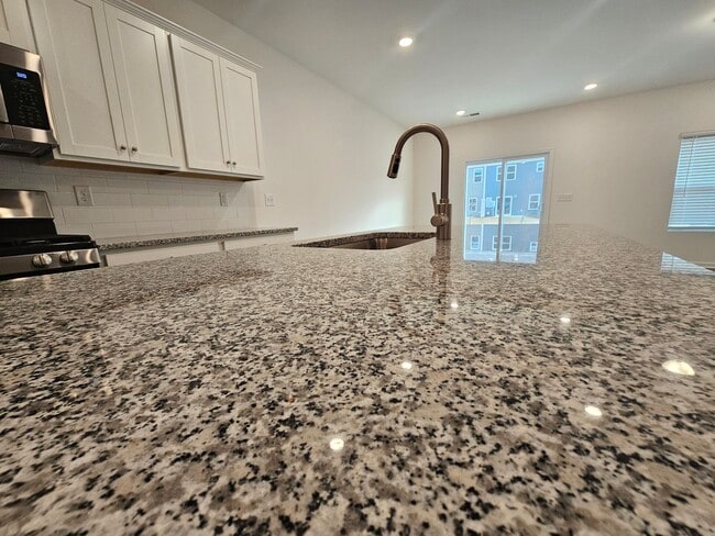 Building Photo - Townhome in great Concord community