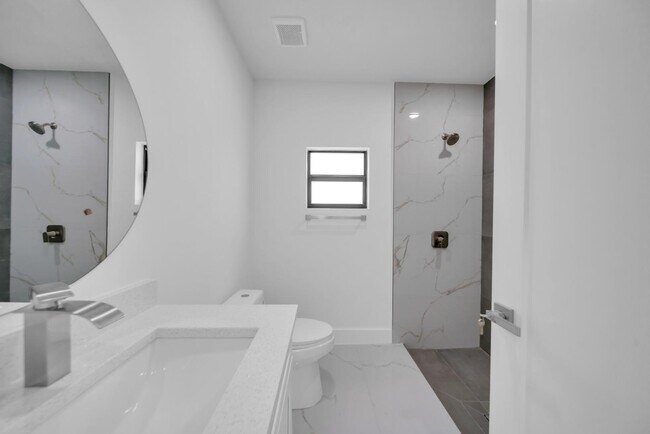 Building Photo - 2413 Quentin Ave S