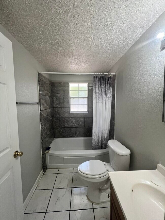 Building Photo - 1614 Lonnie Rd