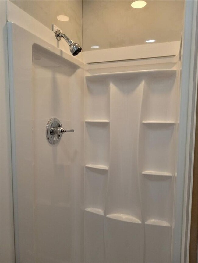 Building Photo - Fully Remodeled 1 bath Washer /Dryer