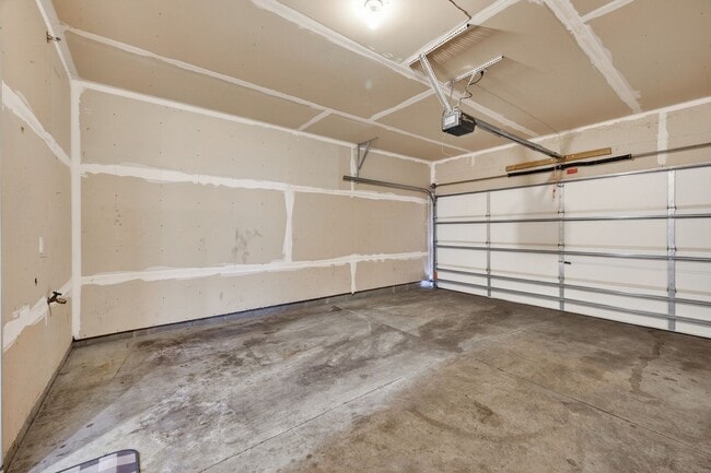 Building Photo - The Lakes Townhome