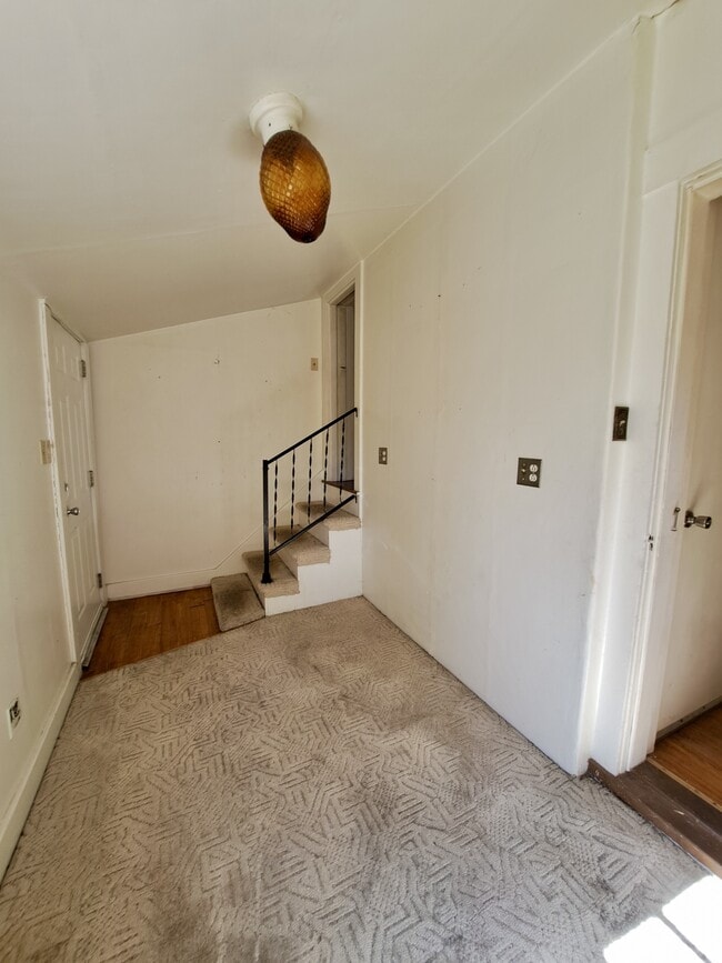 Building Photo - 44 E Parkwood Dr