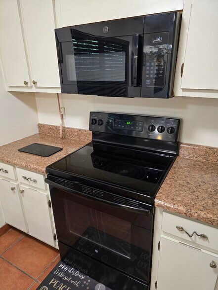 Building Photo - 933 Cypress Grove Dr