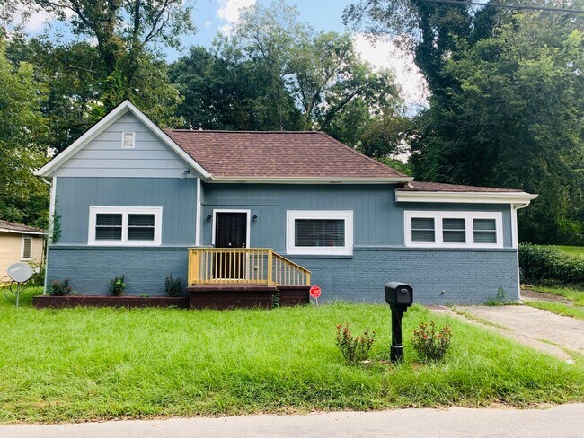 Primary Photo - Wow! Grant Park Location! 3 bed, 2 bath, h...