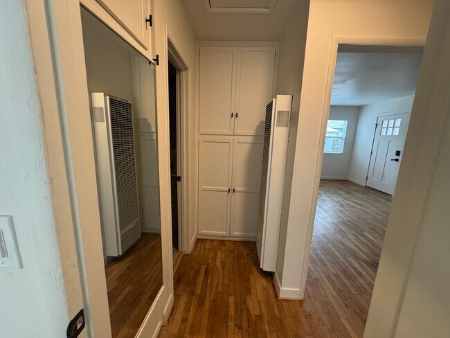Building Photo - 2 Bedrooms, 1 Bath, Garage, Washer and Dryer Hookups