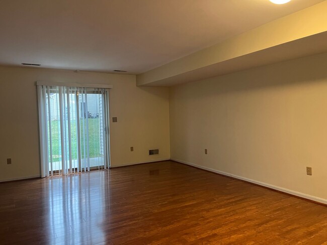 Building Photo - Beautiful 2 bedroom 1 Bathroom Townhome in...