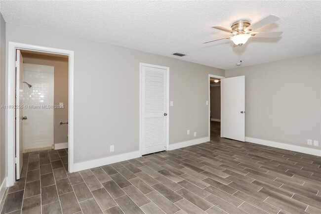 Building Photo - 11041 Glenwood Dr