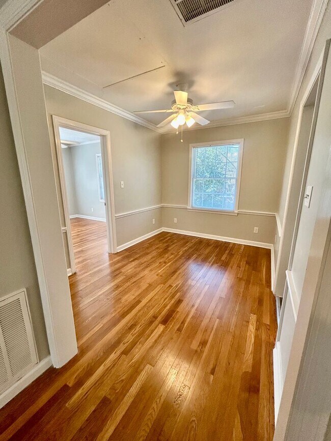 Building Photo - Charming Upstairs Unit - Steps from Habers...