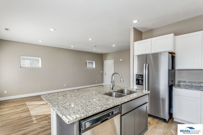 Building Photo - Newer 4 bedroom, 2.5 bath duplex NE Wichita