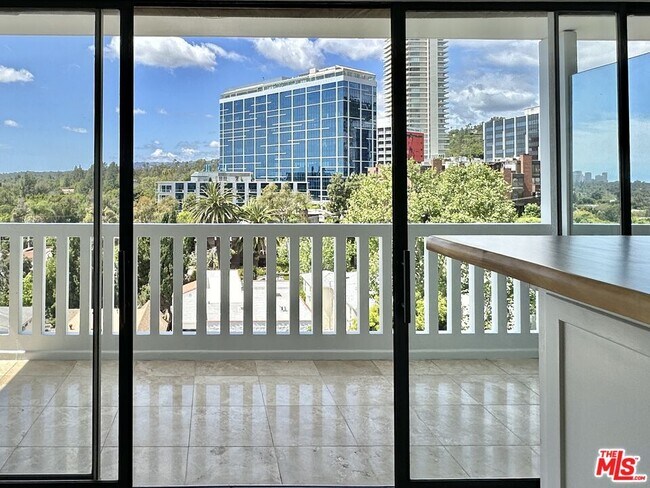 Building Photo - 999 N Doheny Dr