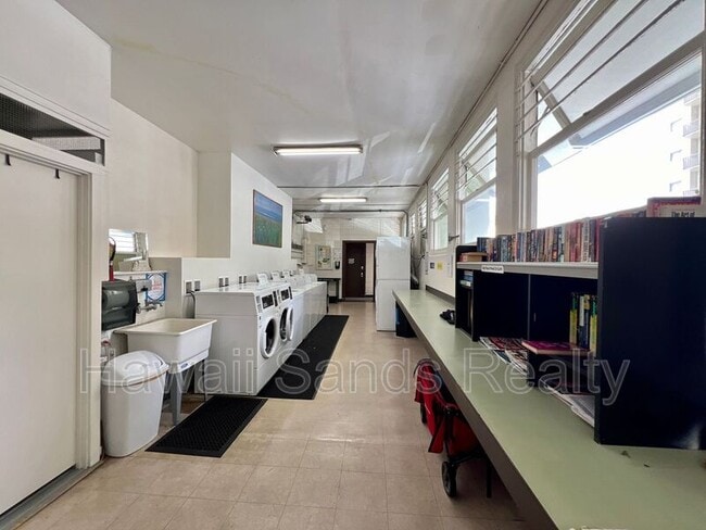 Building Photo - 445 Kaiolu St