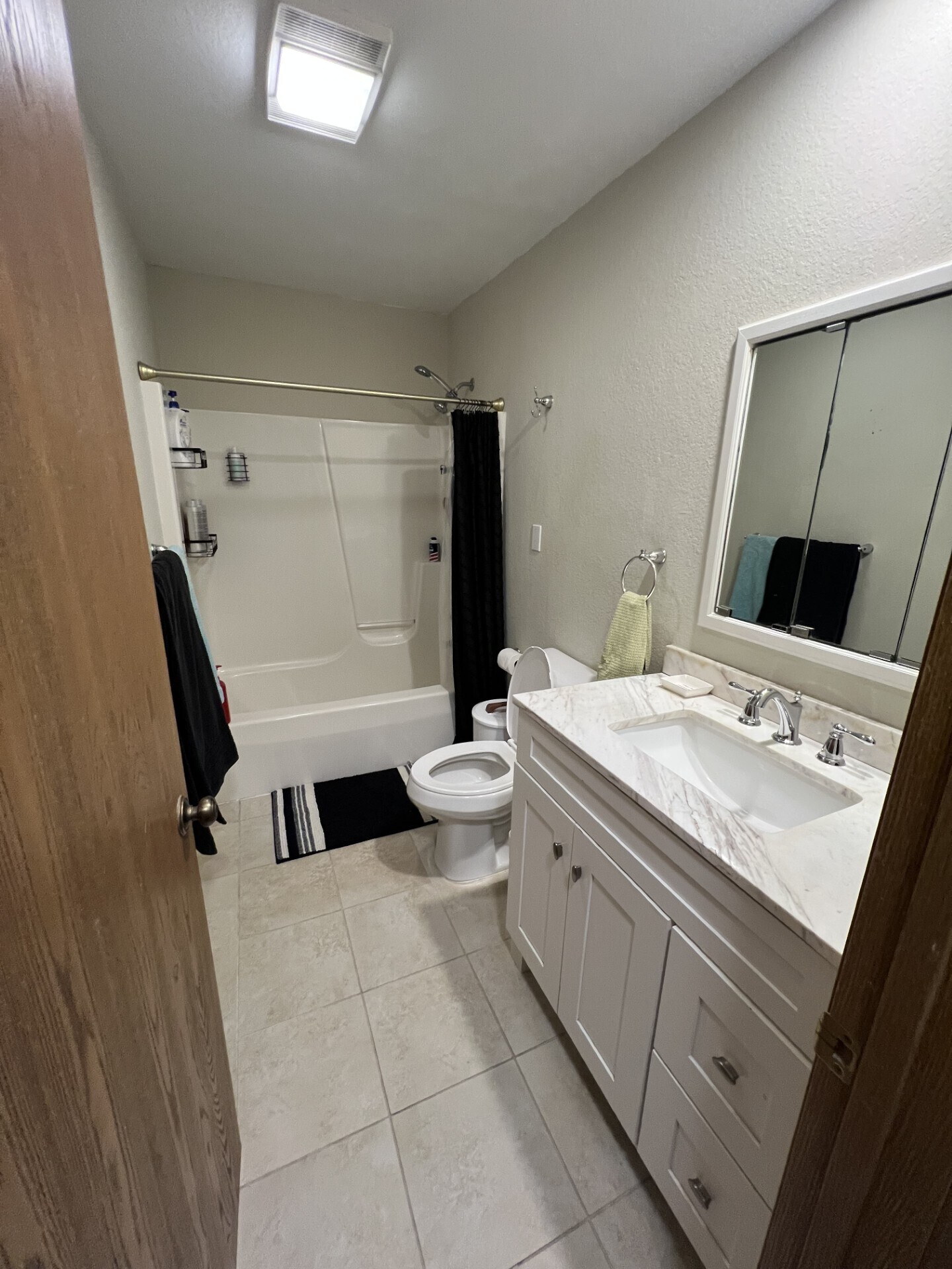 upstairs bathroom - 2139 Hummingbird Dr
