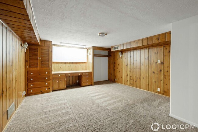 Building Photo - 1305 Henderson Dr
