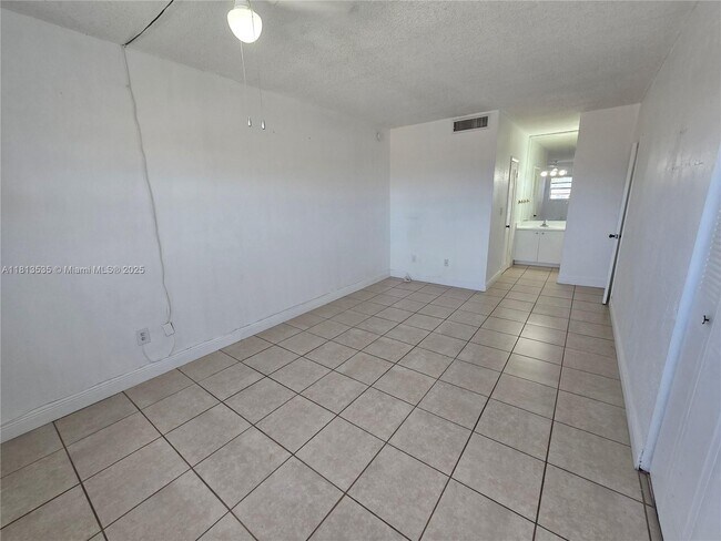 Building Photo - 1305 W 53rd St