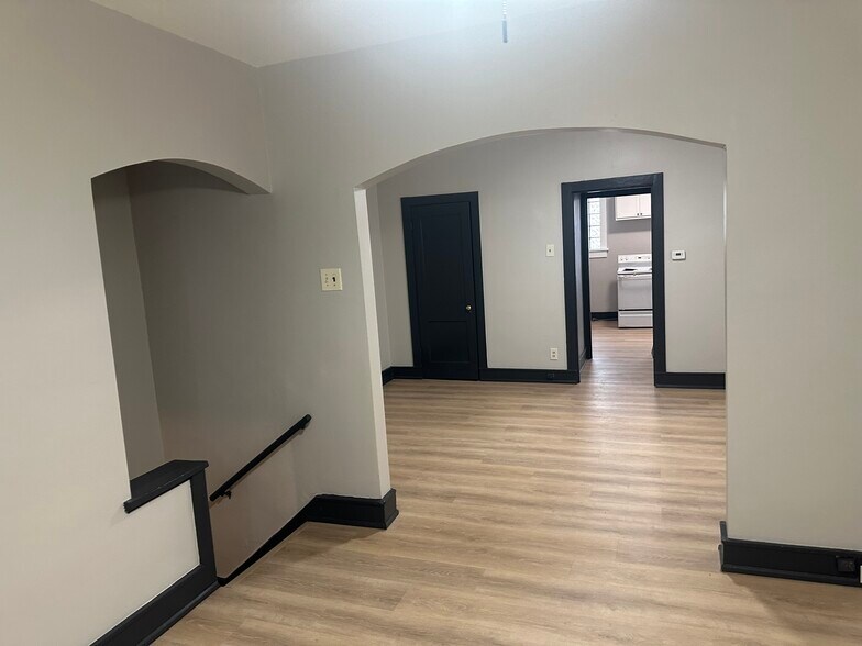 Building Photo - 4916 Winona Ave