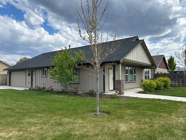 Building Photo - Corner Lot 3 Bed / 2 Bath Home with RV Parking – NW Redmond