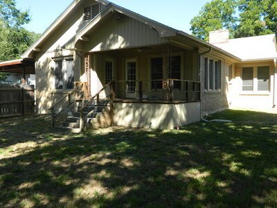 Building Photo - 4 bedroom, 2 bathroom home one block from ...