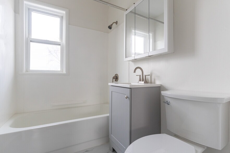 Full Bath - 643 Rathbun St