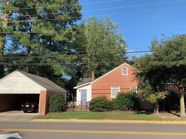 Building Photo - 3 Bedrooms 2 Bathrooms with fenced in back...