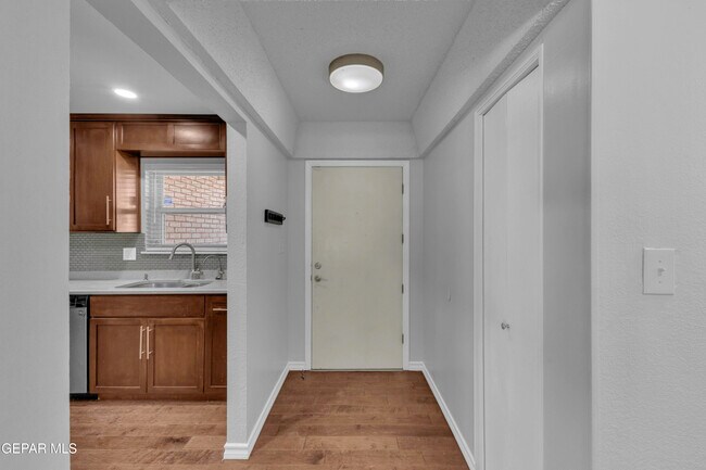 Building Photo - 7112 Ramada Dr