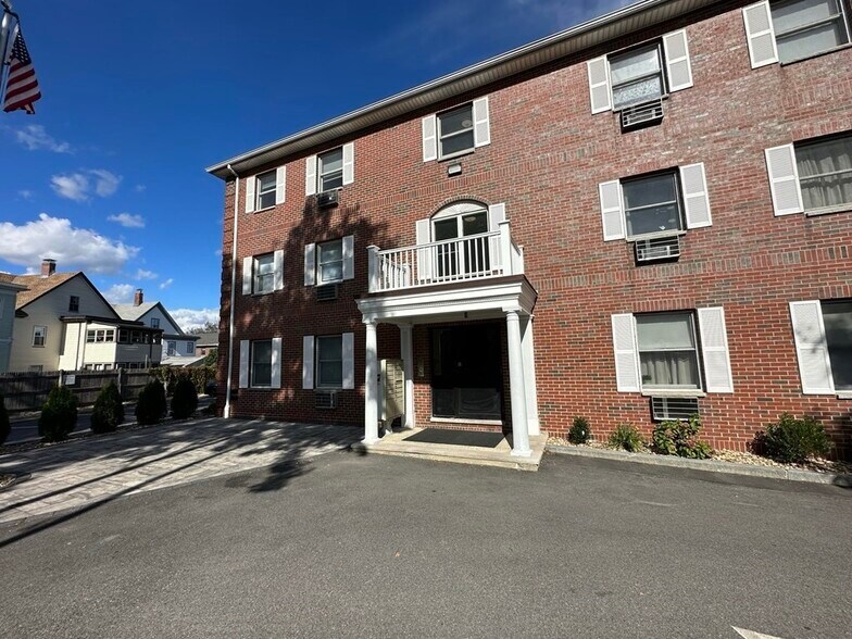 Building Photo - 4 Golden Ct