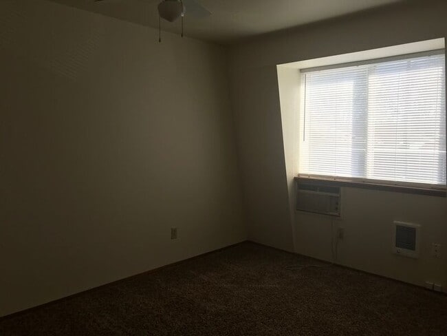 Building Photo - 400 S Morain St