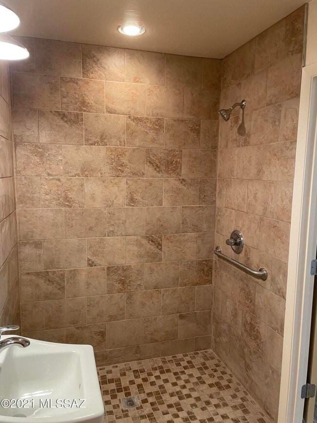 Building Photo - 2545 E Spring St