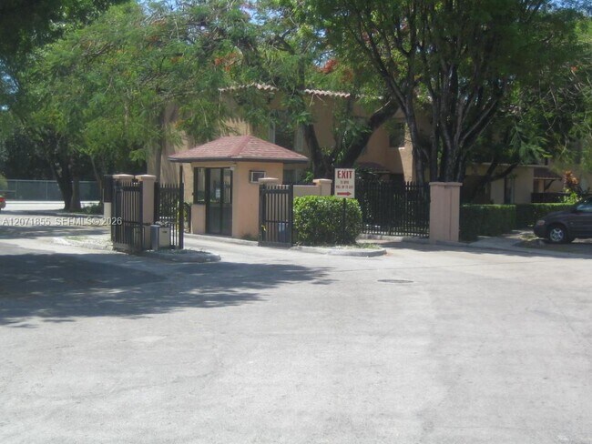Building Photo - 10740 N Kendall Dr