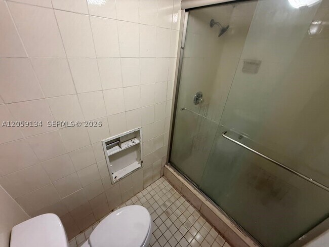 Building Photo - 1325 W 68th St