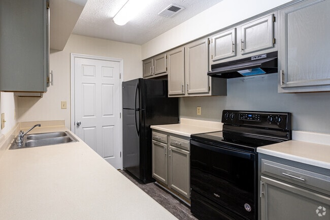2BR, 2.5BA - 935 SF - Kitchen - Crown Pointe