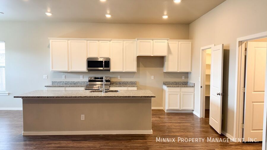 Building Photo - 2010 Kenwood Ave