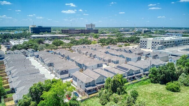 Building Photo - 16012 Oregon Oak Dr