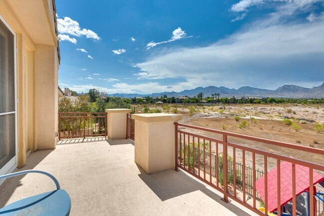 Building Photo - Luxurious, Entertainers Dream 4 Bedroom Home