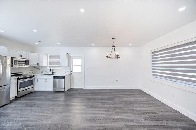 Building Photo - 1706 S Le Jeune Rd