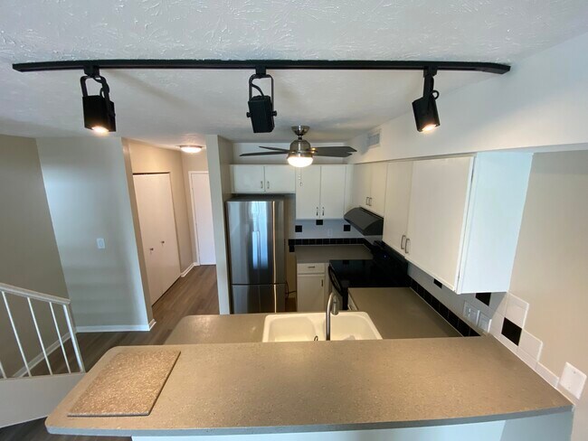 Building Photo - 869 W Huron Rd