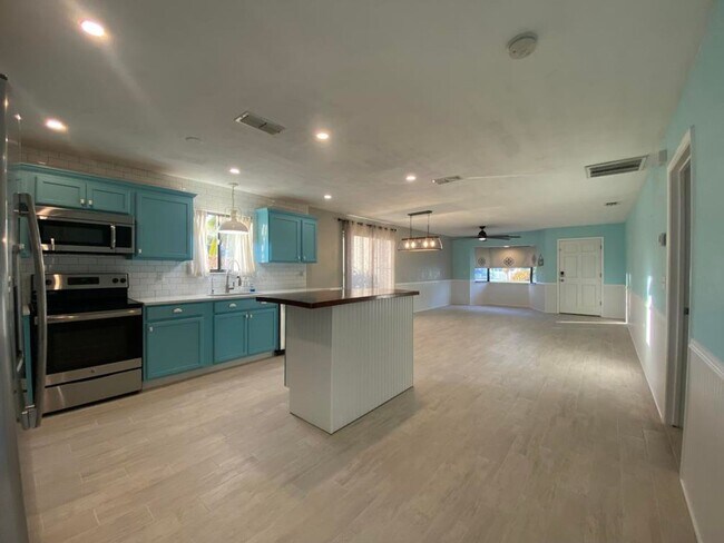 Building Photo - 3/2 Pool Home in Fairway Estates