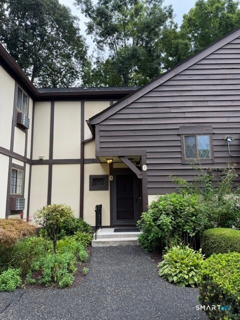 Building Photo - 2 Derby Ct