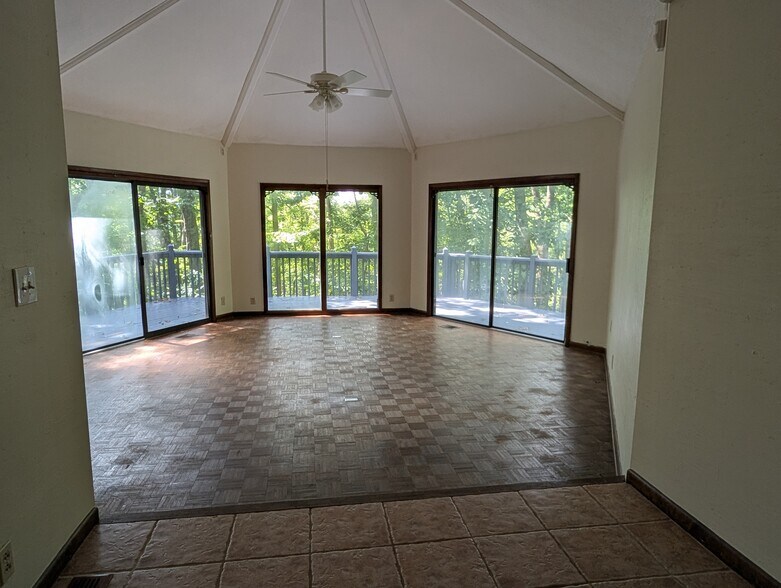 Building Photo - 1118 Longview Dr