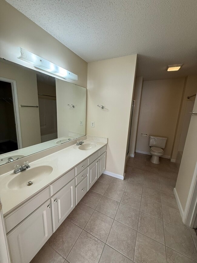 Building Photo - Beautiful 2 Bed 2 Bath Villa with 1 Car Ga...