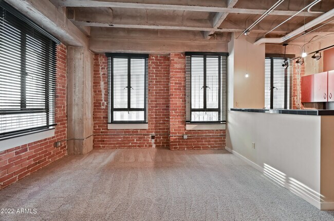 Building Photo - 114 W Adams St