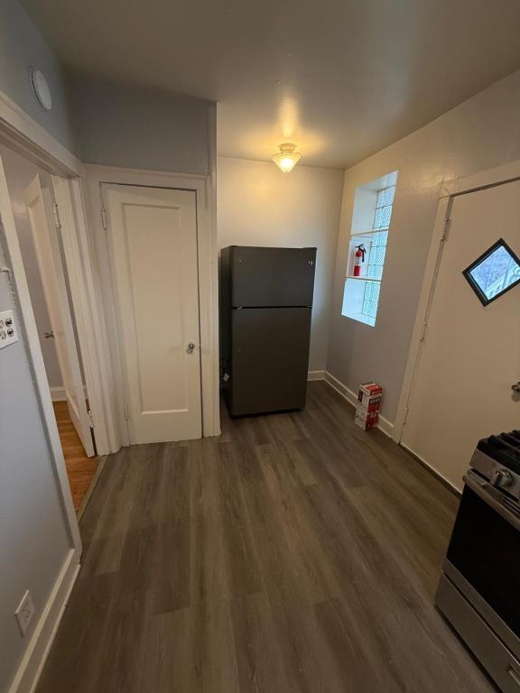 Building Photo - 7946 S Essex Ave