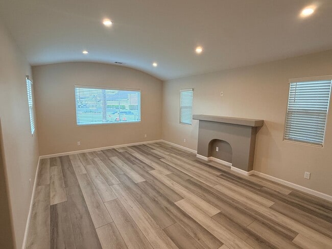 Building Photo - Newly remodeled three bedroom house in Wilmington ready to rent!