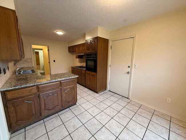 Building Photo - Huge Master Suite, culd-du-sac, Jenks Scho...