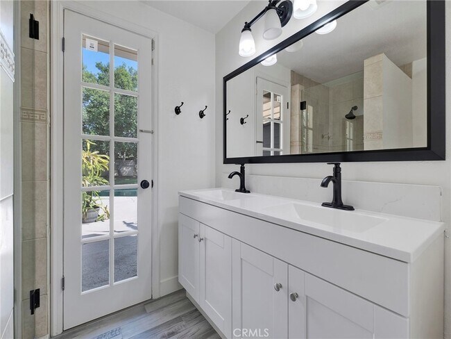 Building Photo - 10918 Reseda Blvd