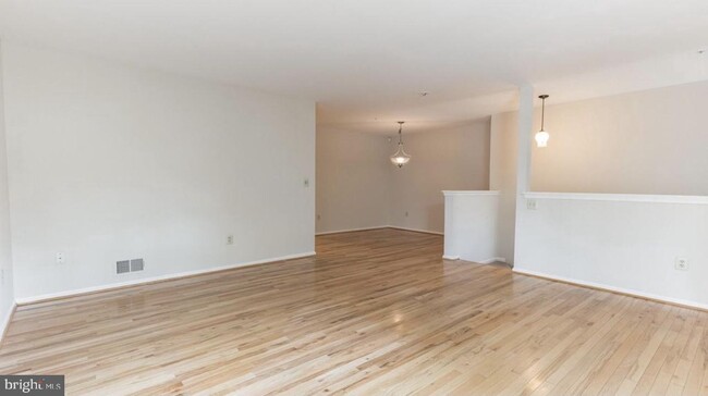 Building Photo - 1346 Chanticleer-