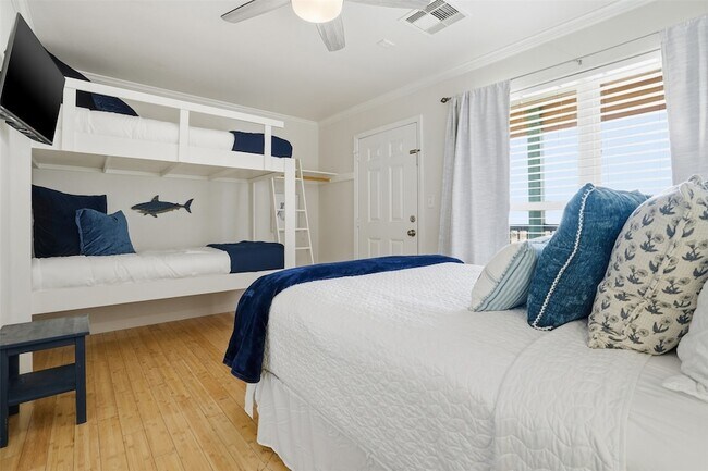 Building Photo - 9520 Seawall Blvd