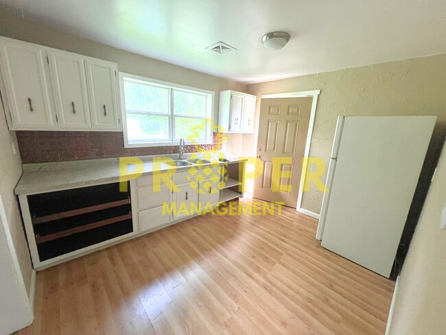 Building Photo - 2 bedrooms 1 bathroom house